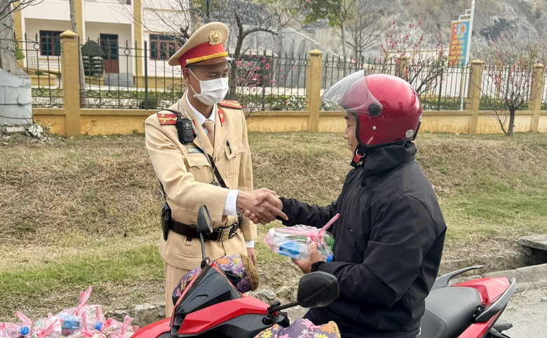 Ấm lòng CSGT hỗ trợ người dân trên đường về Tây Bắc ăn Tết- Ảnh 7. Ấm lòng CSGT hỗ trợ người dân trên đường về Tây Bắc ăn Tết- Ảnh 7.
