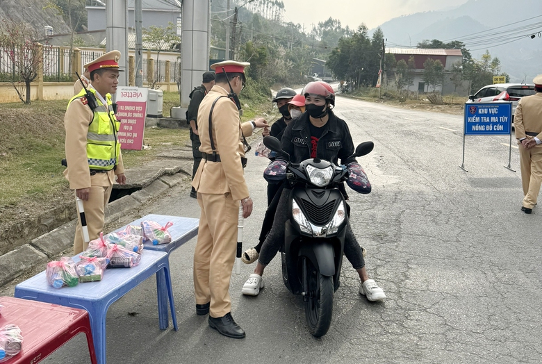Ấm lòng CSGT hỗ trợ người dân trên đường về Tây Bắc ăn Tết- Ảnh 9. Ấm lòng CSGT hỗ trợ người dân trên đường về Tây Bắc ăn Tết- Ảnh 9.