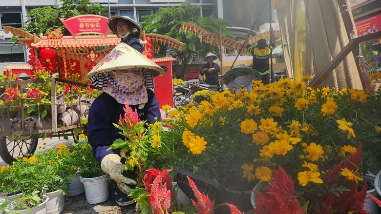 Đường hoa Nguyễn Huệ đẹp rực rỡ trước giờ đ&oacute;n kh&aacute;ch du xu&acirc;n- Ảnh 9.