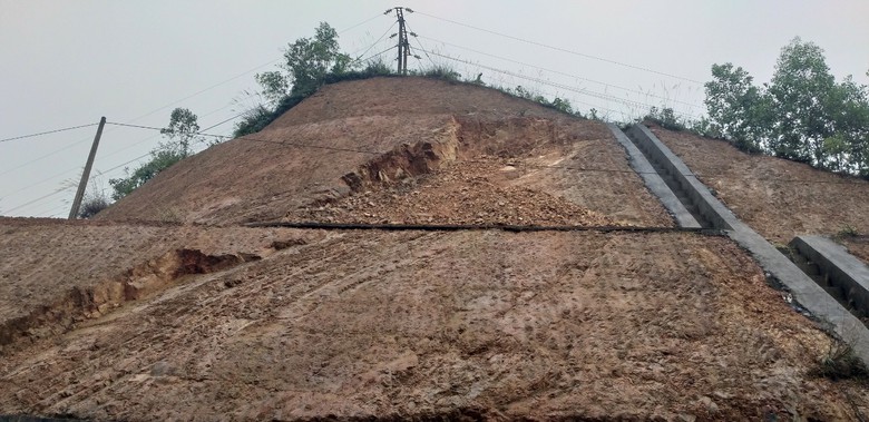 Quảng Ninh: Bất an r&igrave;nh rập tr&ecirc;n đường gần 300 tỷ vừa kh&aacute;nh th&agrave;nh- Ảnh 1.