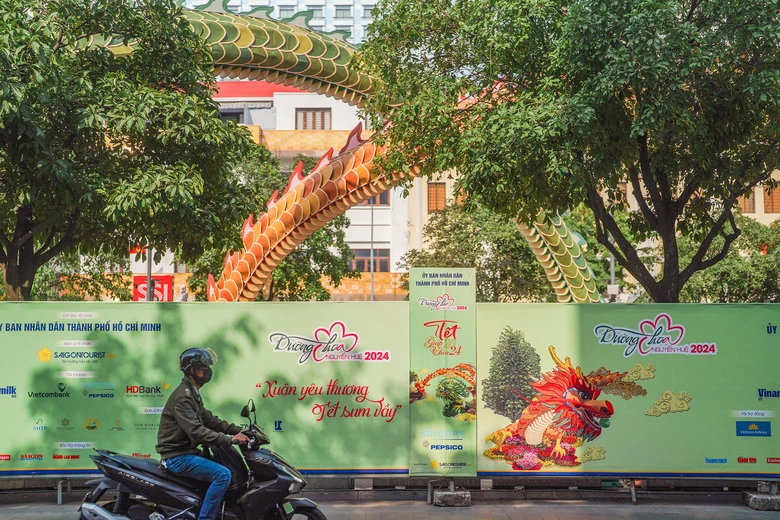 Đường hoa Nguyễn Huệ đẹp rực rỡ trước giờ đón khách du xuân- Ảnh 14. Đường hoa Nguyễn Huệ đẹp rực rỡ trước giờ đón khách du xuân- Ảnh 14.