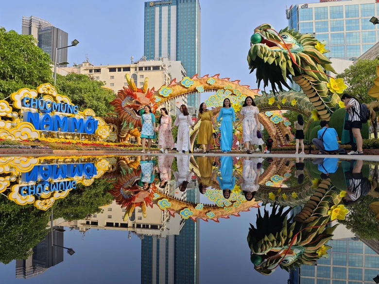 Đường hoa Nguyễn Huệ đẹp rực rỡ trước giờ đón khách du xuân- Ảnh 2. Đường hoa Nguyễn Huệ đẹp rực rỡ trước giờ đón khách du xuân- Ảnh 2.