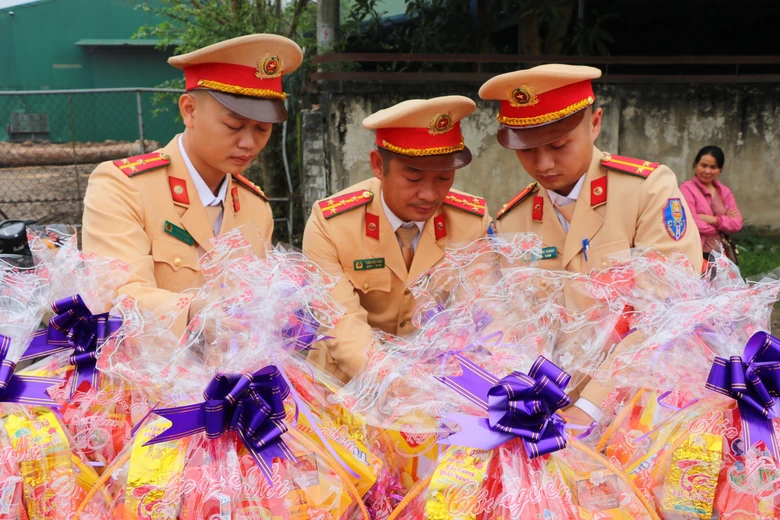 Người d&acirc;n đi xe m&aacute;y về qu&ecirc; bất ngờ khi CSGT dừng xe để tặng qu&agrave;- Ảnh 2.