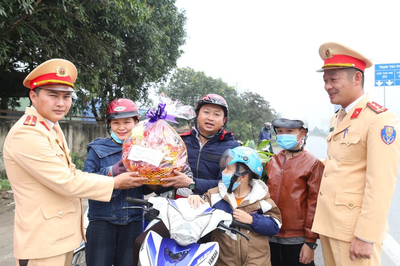 Người d&acirc;n đi xe m&aacute;y về qu&ecirc; bất ngờ khi CSGT dừng xe để tặng qu&agrave;- Ảnh 1.