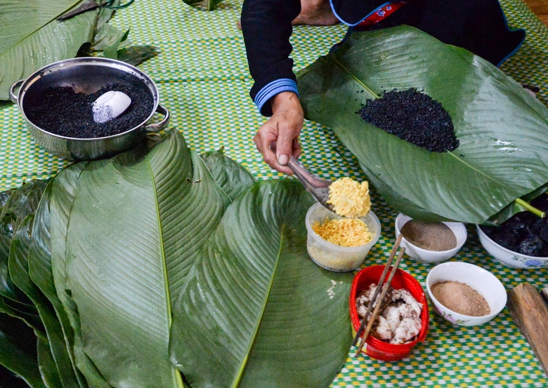 Độc đ&aacute;o b&aacute;nh chưng đen trong Tết cổ truyền của d&acirc;n tộc T&agrave;y, Th&aacute;i ở Y&ecirc;n B&aacute;i- Ảnh 4.