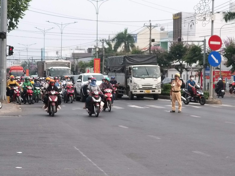 28 Tết, đường về miền T&acirc;y, cầu Rạch Miễu &ugrave;n ứ cục bộ- Ảnh 1.