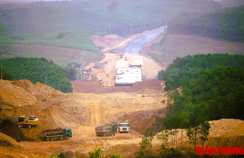 Tất bật thi c&ocirc;ng cao tốc Vạn Ninh - Cam Lộ những ng&agrave;y gi&aacute;p Tết- Ảnh 1.
