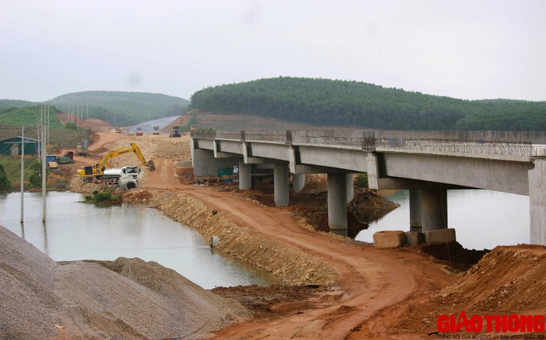 Tất bật thi c&ocirc;ng cao tốc Vạn Ninh - Cam Lộ những ng&agrave;y gi&aacute;p Tết- Ảnh 4.