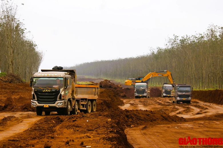 Tất bật thi c&ocirc;ng cao tốc Vạn Ninh - Cam Lộ những ng&agrave;y gi&aacute;p Tết- Ảnh 8.