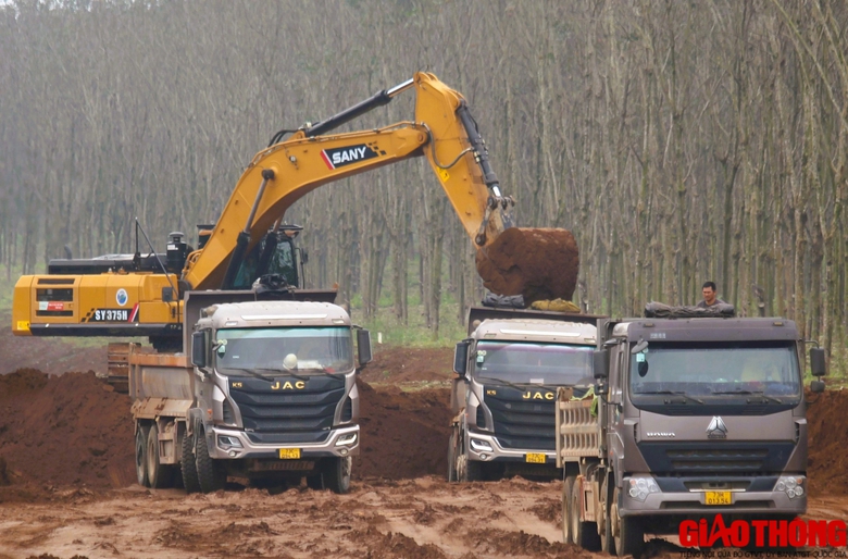 Tất bật thi c&ocirc;ng cao tốc Vạn Ninh - Cam Lộ những ng&agrave;y gi&aacute;p Tết- Ảnh 9.