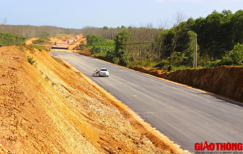 Tất bật thi c&ocirc;ng cao tốc Vạn Ninh - Cam Lộ những ng&agrave;y gi&aacute;p Tết- Ảnh 15.