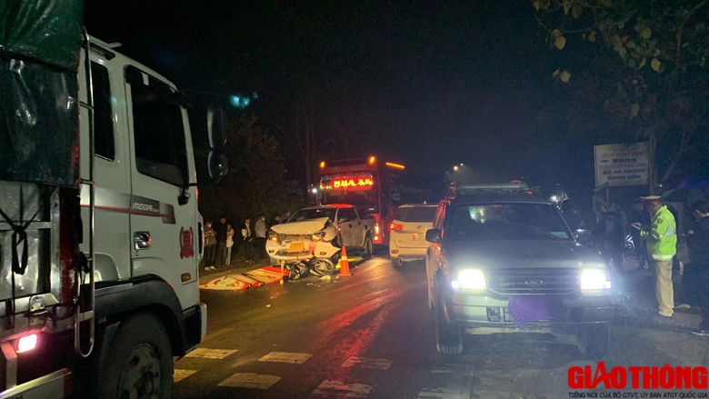 Tai nạn liên hoàn trên quốc lộ 6 ngày giáp Tết khiến một người tử vong- Ảnh 1. Tai nạn liên hoàn trên quốc lộ 6 ngày giáp Tết khiến một người tử vong- Ảnh 1.