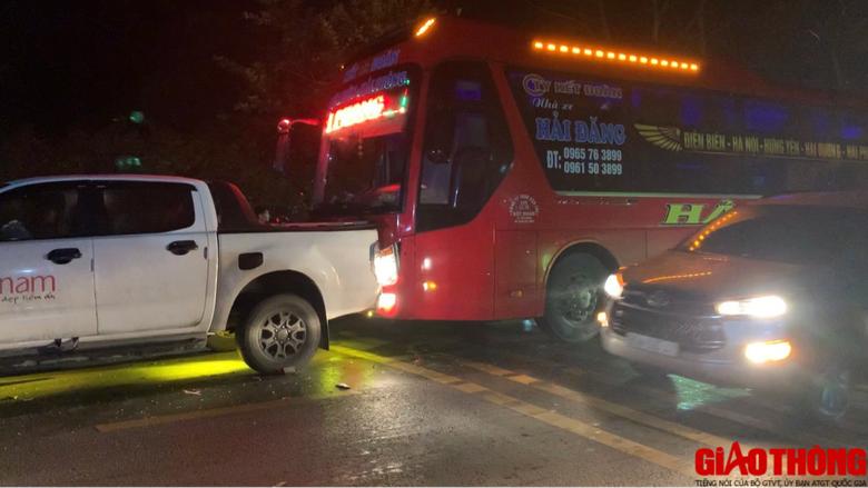 Tai nạn liên hoàn trên quốc lộ 6 ngày giáp Tết khiến một người tử vong- Ảnh 2. Tai nạn liên hoàn trên quốc lộ 6 ngày giáp Tết khiến một người tử vong- Ảnh 2.