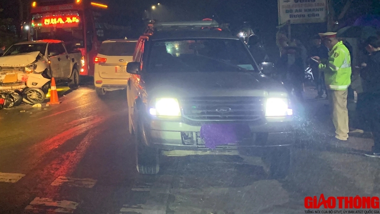 Tai nạn liên hoàn trên quốc lộ 6 ngày giáp Tết khiến một người tử vong- Ảnh 3. Tai nạn liên hoàn trên quốc lộ 6 ngày giáp Tết khiến một người tử vong- Ảnh 3.