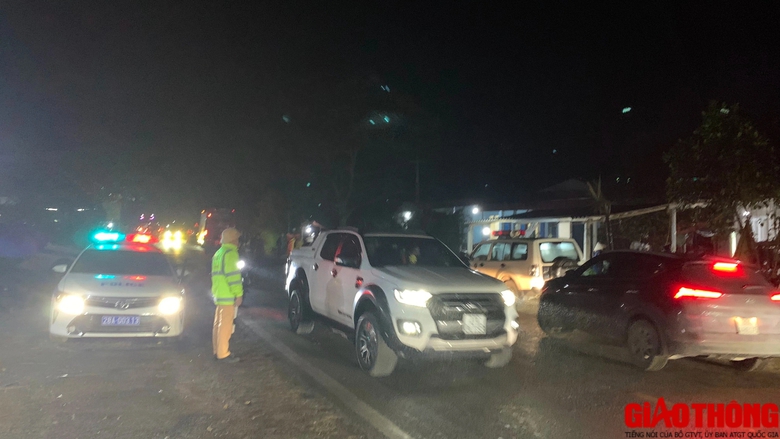 Tai nạn liên hoàn trên quốc lộ 6 ngày giáp Tết khiến một người tử vong- Ảnh 6. Tai nạn liên hoàn trên quốc lộ 6 ngày giáp Tết khiến một người tử vong- Ảnh 6.