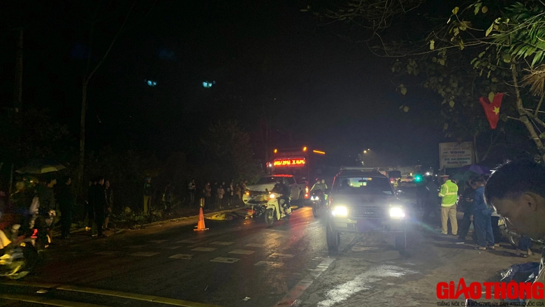 Tai nạn liên hoàn trên quốc lộ 6 ngày giáp Tết khiến một người tử vong- Ảnh 8. Tai nạn liên hoàn trên quốc lộ 6 ngày giáp Tết khiến một người tử vong- Ảnh 8.