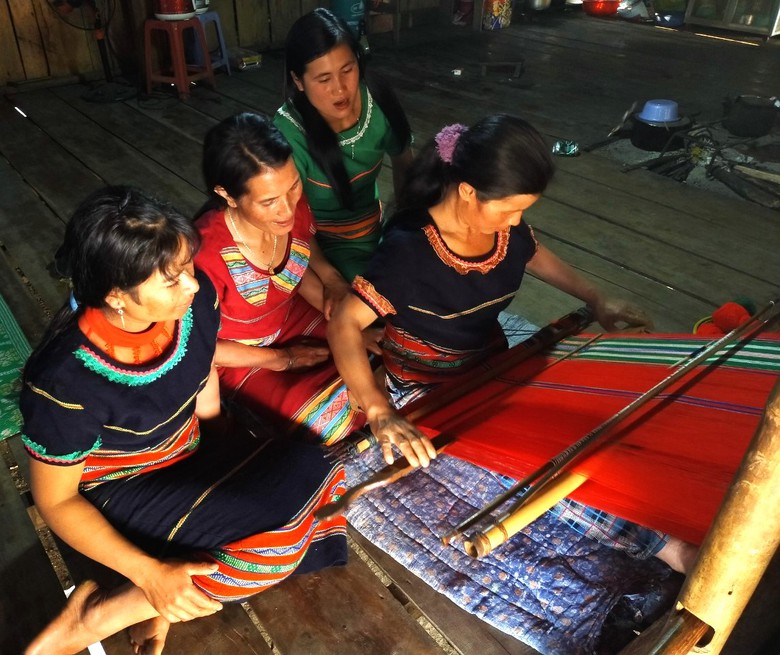 Chuyện về 2 nữ thủ lĩnh tr&ecirc;n bu&ocirc;n l&agrave;ng T&acirc;y Nguy&ecirc;n- Ảnh 2.