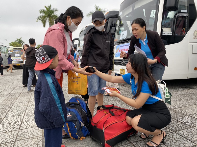 C&ocirc;ng nh&acirc;n Đ&agrave; Nẵng tiết kiệm tiền triệu nhờ về Tết bằng chuyến xe C&ocirc;ng đo&agrave;n- Ảnh 3.