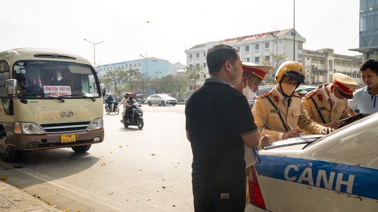 Loạt t&agrave;i xế ngậm ng&ugrave;i nộp phạt lỗi bắt kh&aacute;ch tuỳ tiện ng&agrave;y cận Tết- Ảnh 7.
