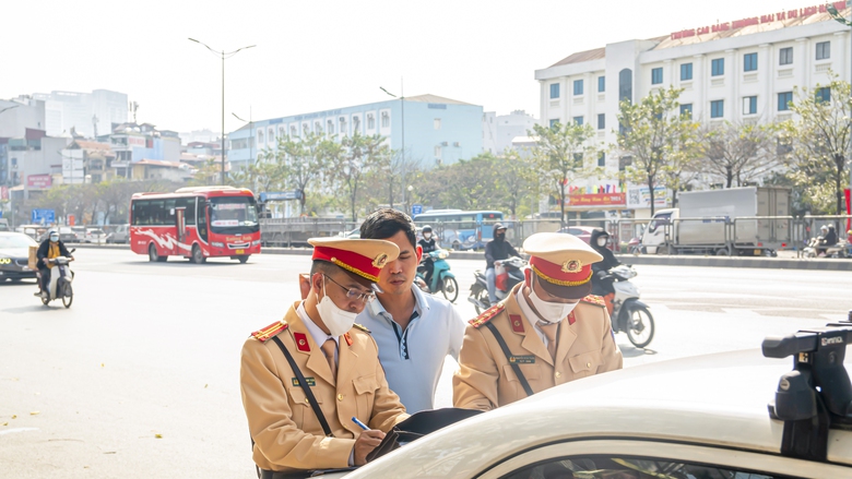 Loạt t&agrave;i xế ngậm ng&ugrave;i nộp phạt lỗi bắt kh&aacute;ch tuỳ tiện ng&agrave;y cận Tết- Ảnh 8.