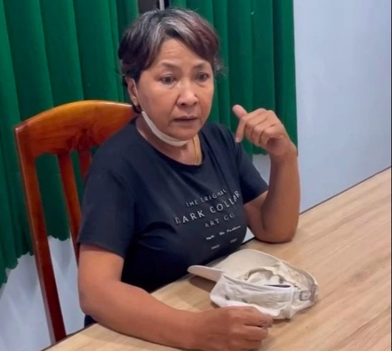 Bắt người phụ nữ kh&ocirc;ng đội mũ bảo hiểm, vượt đ&egrave;n đỏ c&ograve;n đ&aacute;nh c&ocirc;ng an- Ảnh 1.