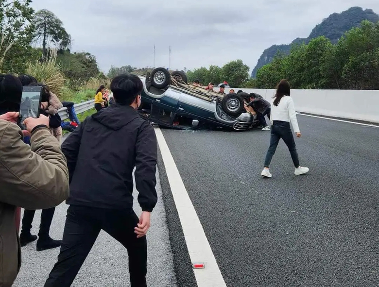 V&igrave; sao &ocirc; t&ocirc; lật &uacute;p tr&ecirc;n cao tốc l&agrave;m hai người bị thương?- Ảnh 1.
