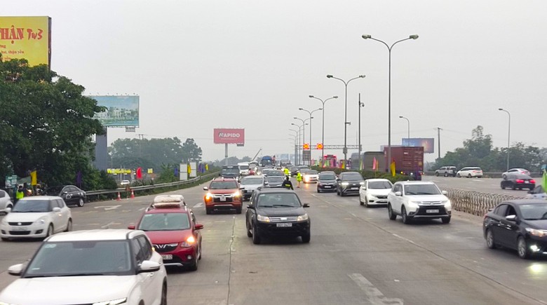 H&igrave;nh ảnh giao th&ocirc;ng ở hai trạm thu ph&iacute; cửa ng&otilde; Thủ đ&ocirc; chiều cuối trước nghỉ Tết- Ảnh 2.