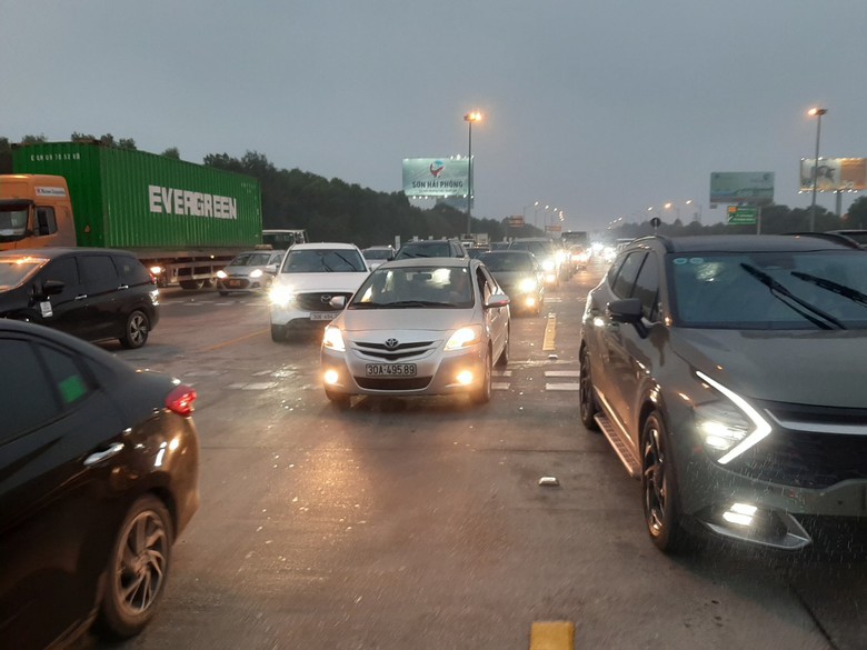 H&igrave;nh ảnh giao th&ocirc;ng ở hai trạm thu ph&iacute; cửa ng&otilde; Thủ đ&ocirc; chiều cuối trước nghỉ Tết- Ảnh 6.