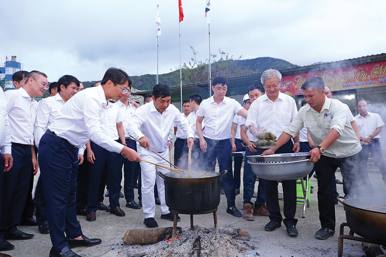 Gác tình riêng, đón Tết trên công trường cao tốc- Ảnh 1. Gác tình riêng, đón Tết trên công trường cao tốc- Ảnh 1.