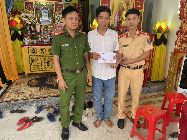 Chị của nữ sinh tử vong do va chạm với xe tải ở Quảng Ng&atilde;i được nhận đỡ đầu- Ảnh 1.