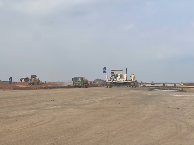 Trên 1.000 nhân lực thi công sân bay Long Thành xuyên Tết- Ảnh 4. Trên 1.000 nhân lực thi công sân bay Long Thành xuyên Tết- Ảnh 4.