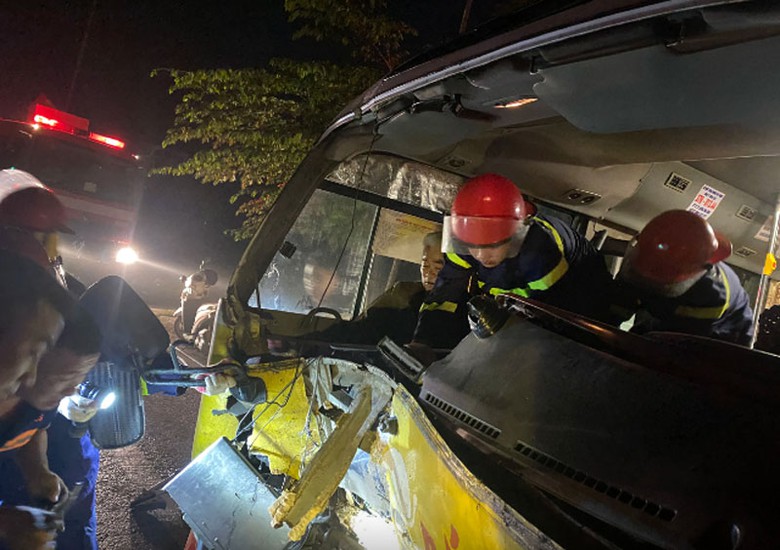 Lực lượng cứu nạn cứu hộ Công an tỉnh Nghệ An triển khai cứu nạn nhân mắc kẹt. Lực lượng cứu nạn cứu hộ Công an tỉnh Nghệ An triển khai cứu nạn nhân mắc kẹt.