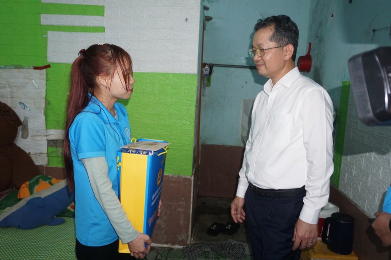 C&ocirc;ng nh&acirc;n bất ngờ khi B&iacute; thư Đ&agrave; Nẵng đến thăm ng&agrave;y cận Tết- Ảnh 1.