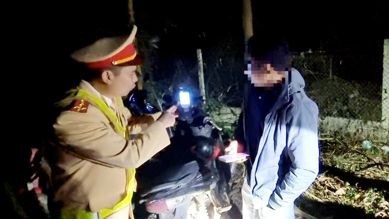 Vi phạm nồng độ cồn kịch khung vì nghĩ CSGT không làm việc- Ảnh 3. Vi phạm nồng độ cồn kịch khung vì nghĩ CSGT không làm việc- Ảnh 3.