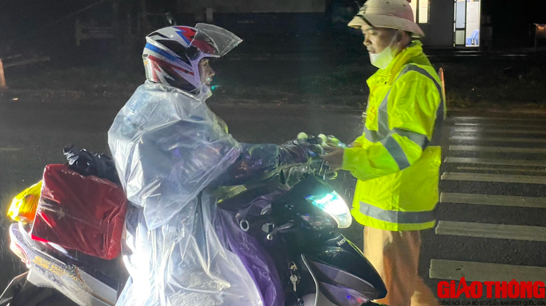 CSGT Hoà Bình xuyên đêm ứng trực trên quốc lộ 6, hỗ trợ người dân về quê ăn Tết- Ảnh 6. CSGT Hoà Bình xuyên đêm ứng trực trên quốc lộ 6, hỗ trợ người dân về quê ăn Tết- Ảnh 6.