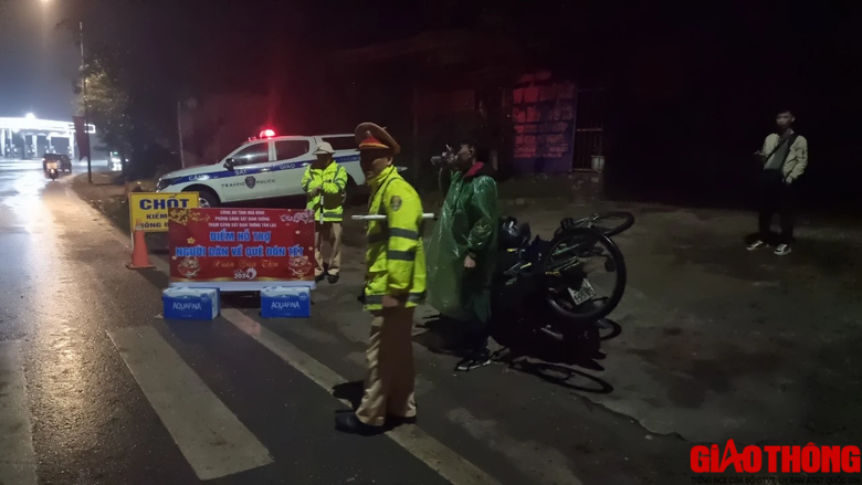 CSGT Hoà Bình xuyên đêm ứng trực trên quốc lộ 6, hỗ trợ người dân về quê ăn Tết- Ảnh 8. CSGT Hoà Bình xuyên đêm ứng trực trên quốc lộ 6, hỗ trợ người dân về quê ăn Tết- Ảnh 8.