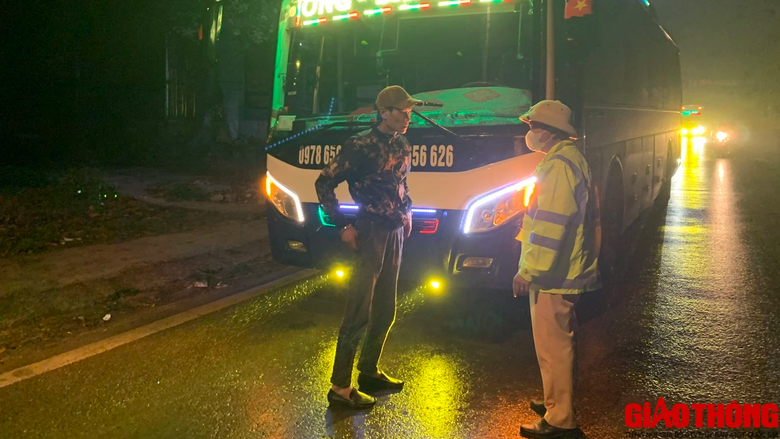 CSGT Hoà Bình xuyên đêm ứng trực trên quốc lộ 6, hỗ trợ người dân về quê ăn Tết- Ảnh 10. CSGT Hoà Bình xuyên đêm ứng trực trên quốc lộ 6, hỗ trợ người dân về quê ăn Tết- Ảnh 10.