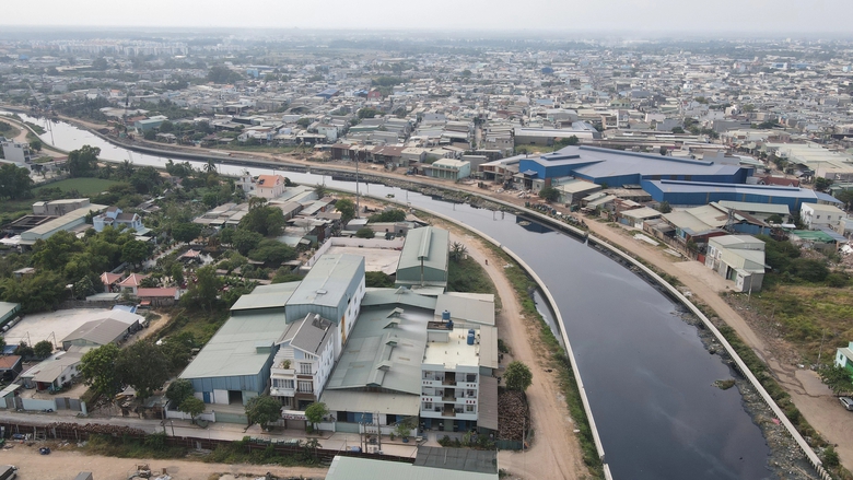 Ch&acirc;n lấm tay b&ugrave;n tr&ecirc;n c&ocirc;ng trường tuyến k&ecirc;nh d&agrave;i nhất TP.HCM ng&agrave;y Tết- Ảnh 1.