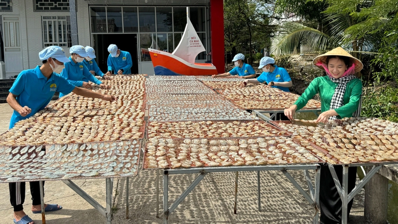 Về C&agrave; Mau xem l&agrave;m t&ocirc;m lụi gi&aacute; hơn 1 triệu đồng/kg- Ảnh 1.
