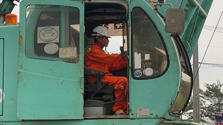 Ch&acirc;n lấm tay b&ugrave;n tr&ecirc;n c&ocirc;ng trường tuyến k&ecirc;nh d&agrave;i nhất TP.HCM ng&agrave;y Tết- Ảnh 7.