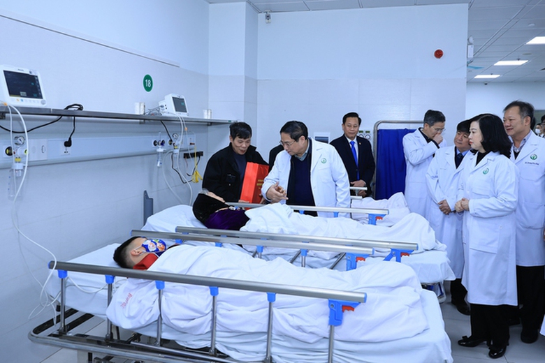 Thủ tướng x&uacute;c động, chia sẻ với c&aacute;c b&aacute;c sĩ bệnh nh&acirc;n phải l&agrave;m việc, điều trị xuy&ecirc;n Tết - Ảnh 1.
