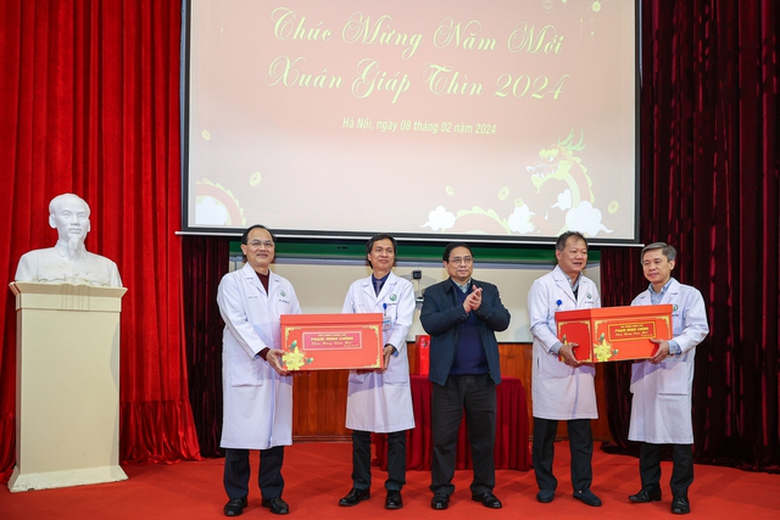 Thủ tướng x&uacute;c động, chia sẻ với c&aacute;c b&aacute;c sĩ bệnh nh&acirc;n phải l&agrave;m việc, điều trị xuy&ecirc;n Tết - Ảnh 3.