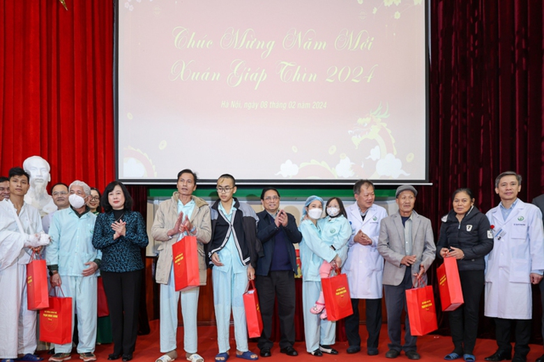 Thủ tướng x&uacute;c động, chia sẻ với c&aacute;c b&aacute;c sĩ bệnh nh&acirc;n phải l&agrave;m việc, điều trị xuy&ecirc;n Tết - Ảnh 4.