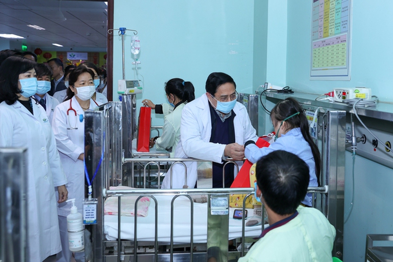 Thủ tướng x&uacute;c động, chia sẻ với c&aacute;c b&aacute;c sĩ bệnh nh&acirc;n phải l&agrave;m việc, điều trị xuy&ecirc;n Tết - Ảnh 6.