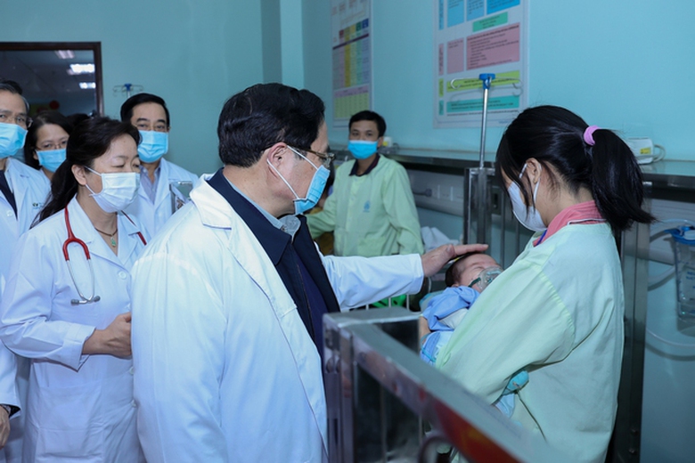 Thủ tướng x&uacute;c động, chia sẻ với c&aacute;c b&aacute;c sĩ bệnh nh&acirc;n phải l&agrave;m việc, điều trị xuy&ecirc;n Tết - Ảnh 8.