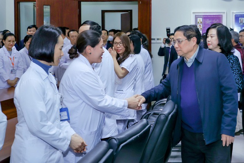 Thủ tướng x&uacute;c động, chia sẻ với c&aacute;c b&aacute;c sĩ bệnh nh&acirc;n phải l&agrave;m việc, điều trị xuy&ecirc;n Tết - Ảnh 9.