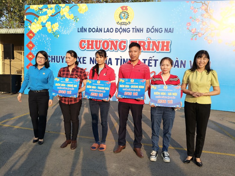 Về qu&ecirc; được tặng v&eacute; t&agrave;u xe, ở lại được trao qu&agrave; đ&oacute;n Tết- Ảnh 1.