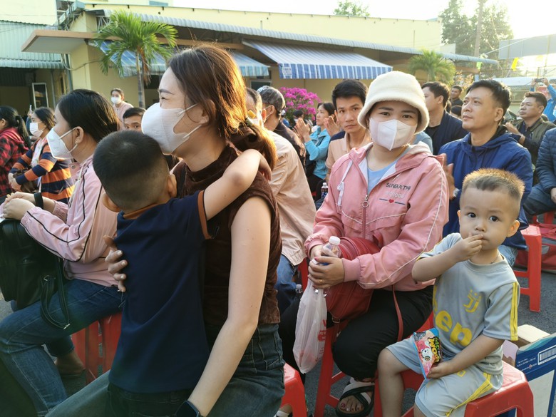 Về qu&ecirc; được tặng v&eacute; t&agrave;u xe, ở lại được trao qu&agrave; đ&oacute;n Tết- Ảnh 2.