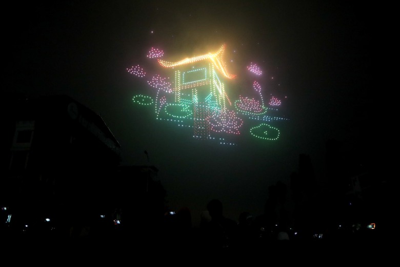 M&atilde;n nh&atilde;n m&agrave;n tổng duyệt m&aacute;y bay kh&ocirc;ng người l&aacute;i vẽ biểu tượng Thủ đ&ocirc;- Ảnh 10.