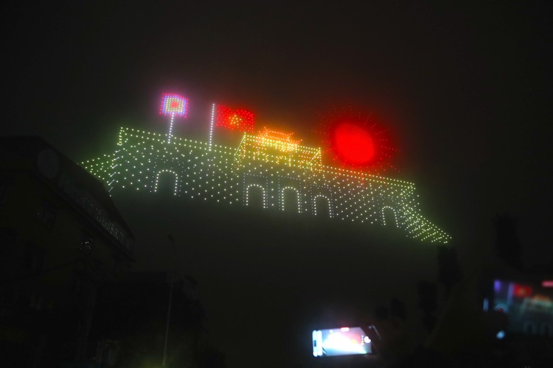 M&atilde;n nh&atilde;n m&agrave;n tổng duyệt m&aacute;y bay kh&ocirc;ng người l&aacute;i vẽ biểu tượng Thủ đ&ocirc;- Ảnh 8.